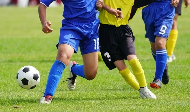 サッカーをする成長期のお子さま