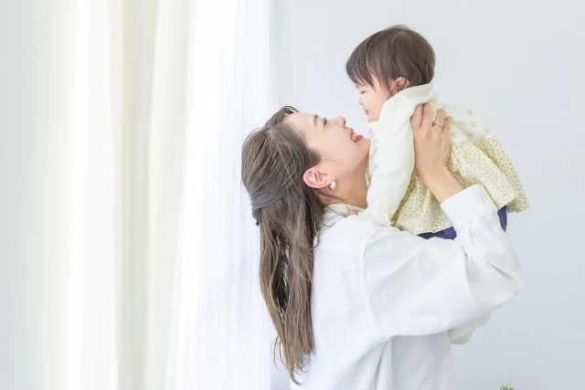 産後ママが赤ちゃんを抱っこしている様子